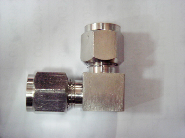 卡套(tào)彎頭中間接頭